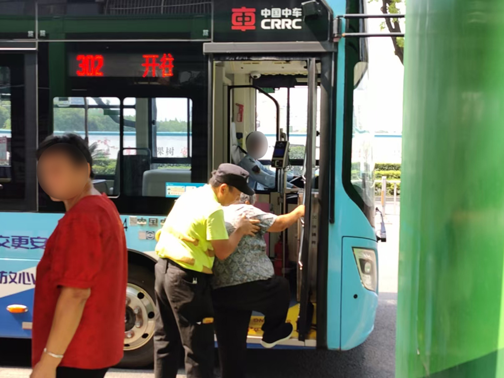 帮扶上车.jpg